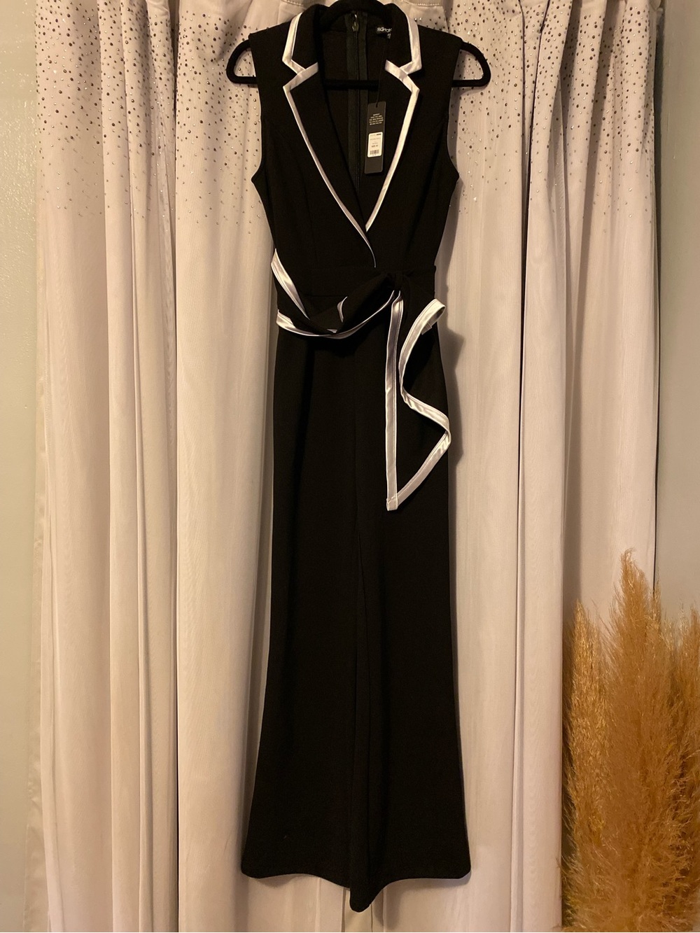 FASHION NOVA NWT SIZE XS BLACK W/ WHITE CONTRAST SLEEVELESS “TRUE BOSS” JUMPSUIT